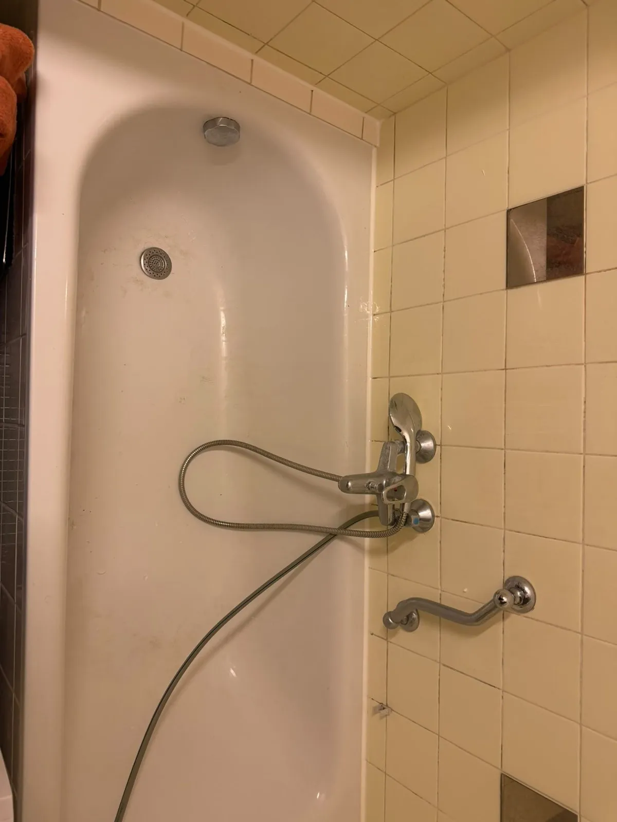 Erneuerte Wannenrandfuge an einer Badewanne im Altbau