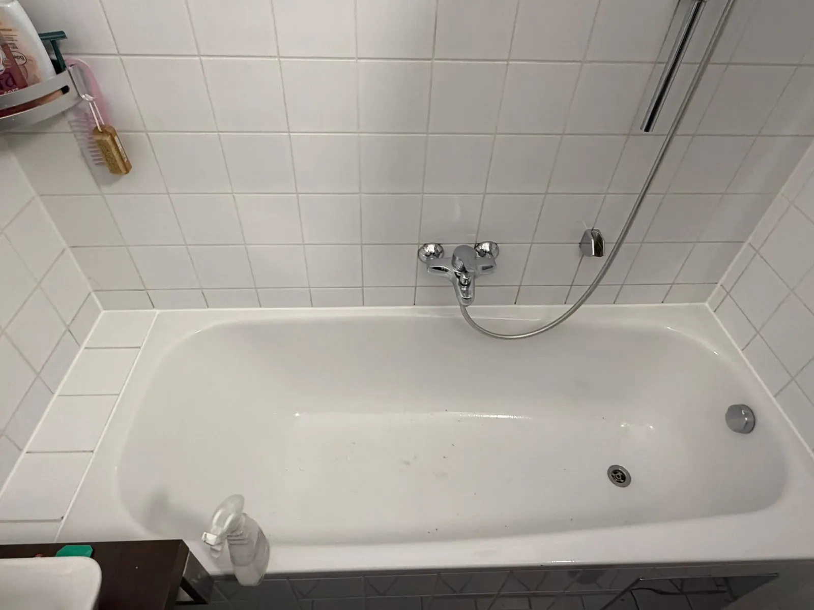 Silikonfugen rundum erneuert an einer weißen Badewanne