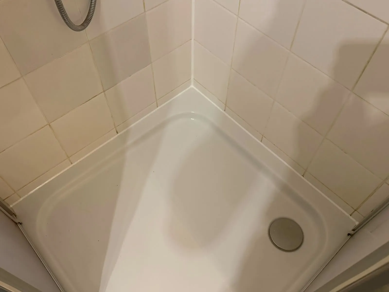 Schimmel entfernt und Silikonfugen erneuert in einer Altbau-Dusche, Nachher