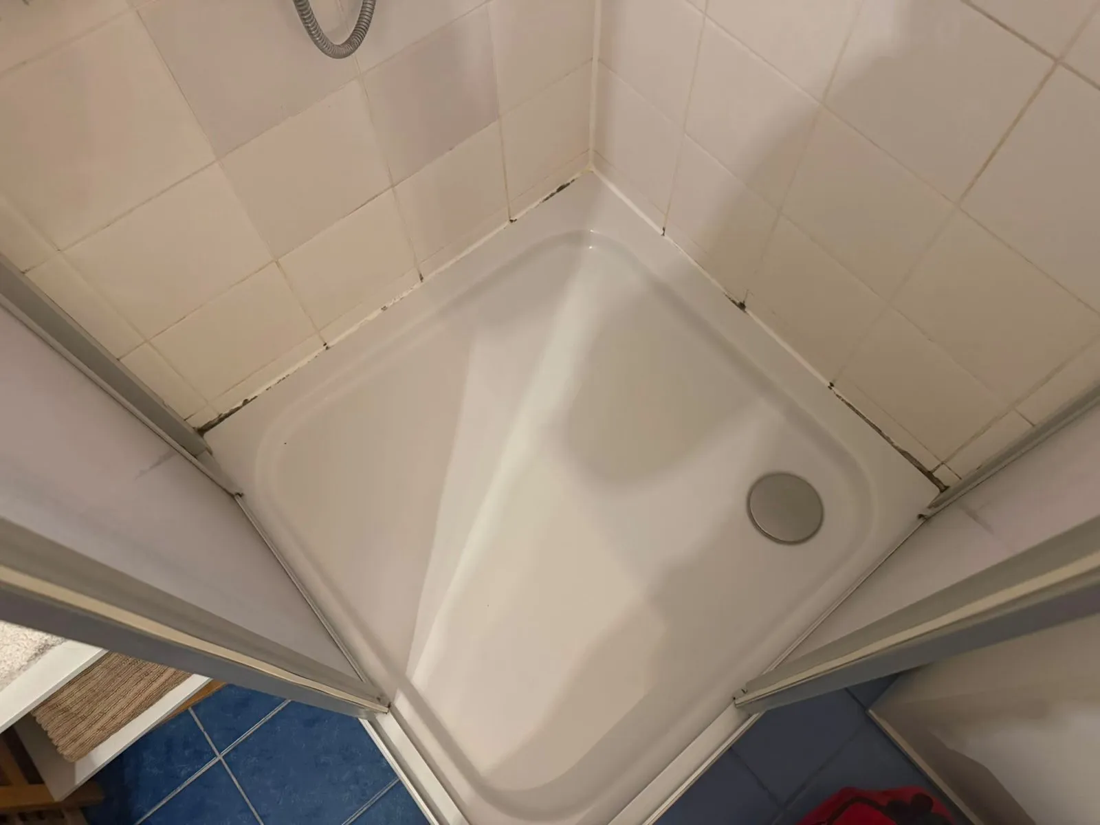 Schimmel in den Silikonfugen einer Altbau-Dusche, Vorher