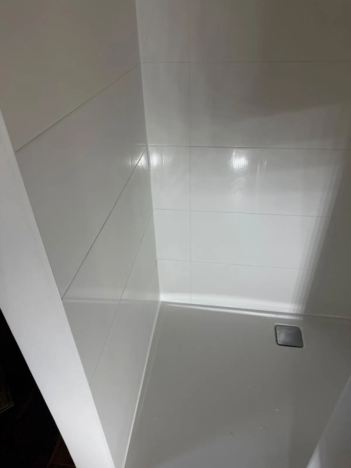 Silikonfuge zur Wand in einer Dusche erneuert, Nachher