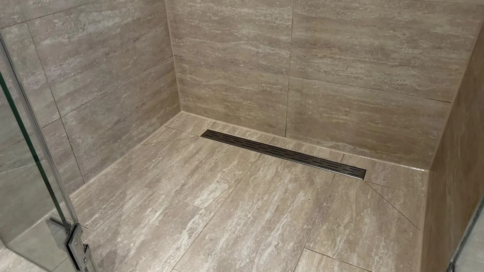 Silikonfugen erneuert in einer Walk-in-Dusche mit Duschrinne, Nachher
