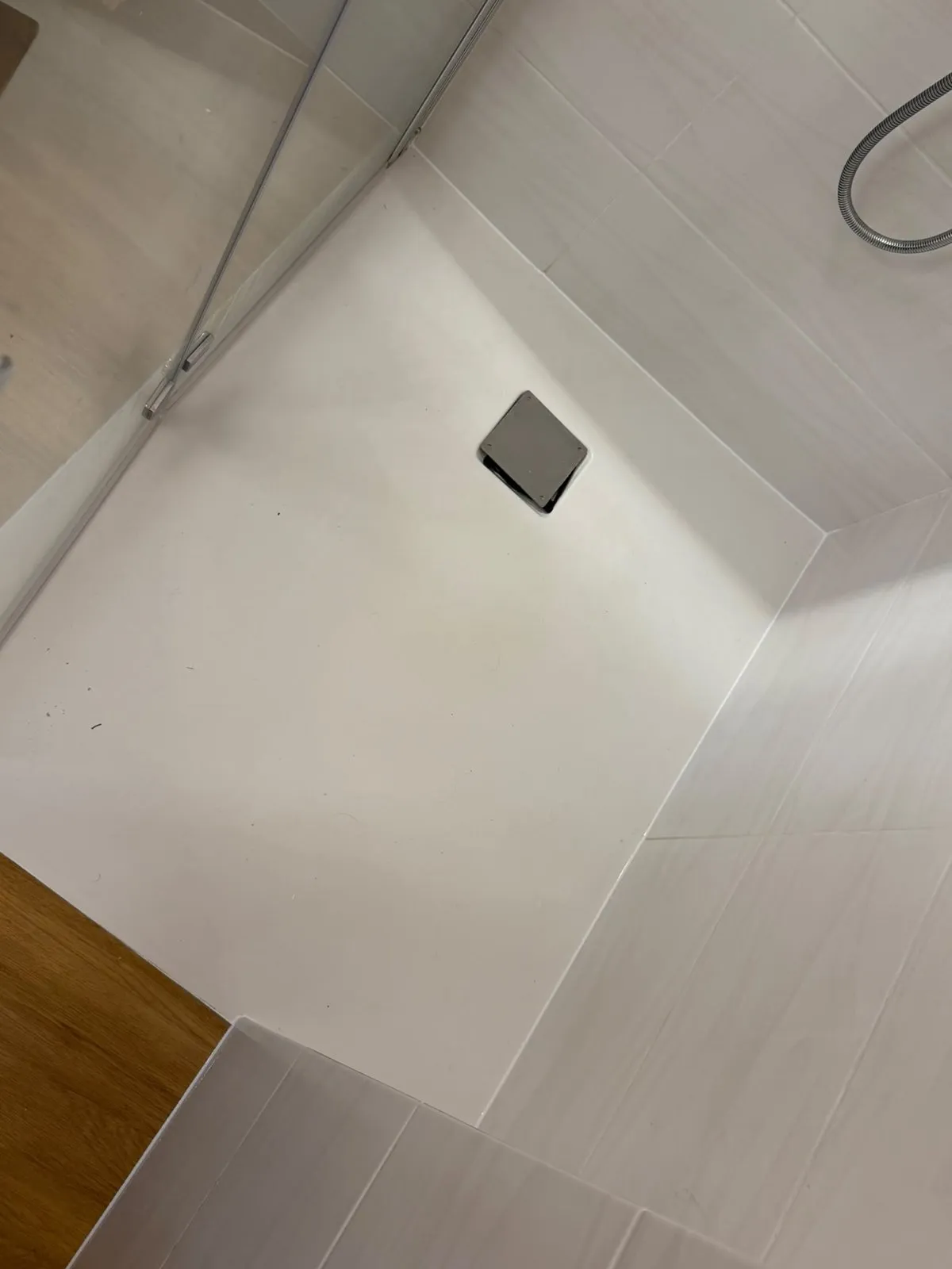 Neue Fuge am Übergang einer bodengleichen Dusche zum Holzboden